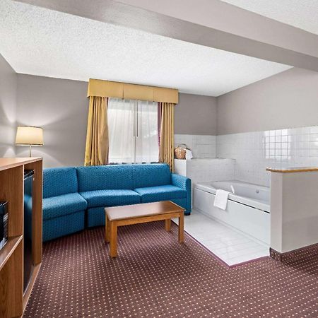 Super 8 By Wyndham Waverly Экстерьер фото