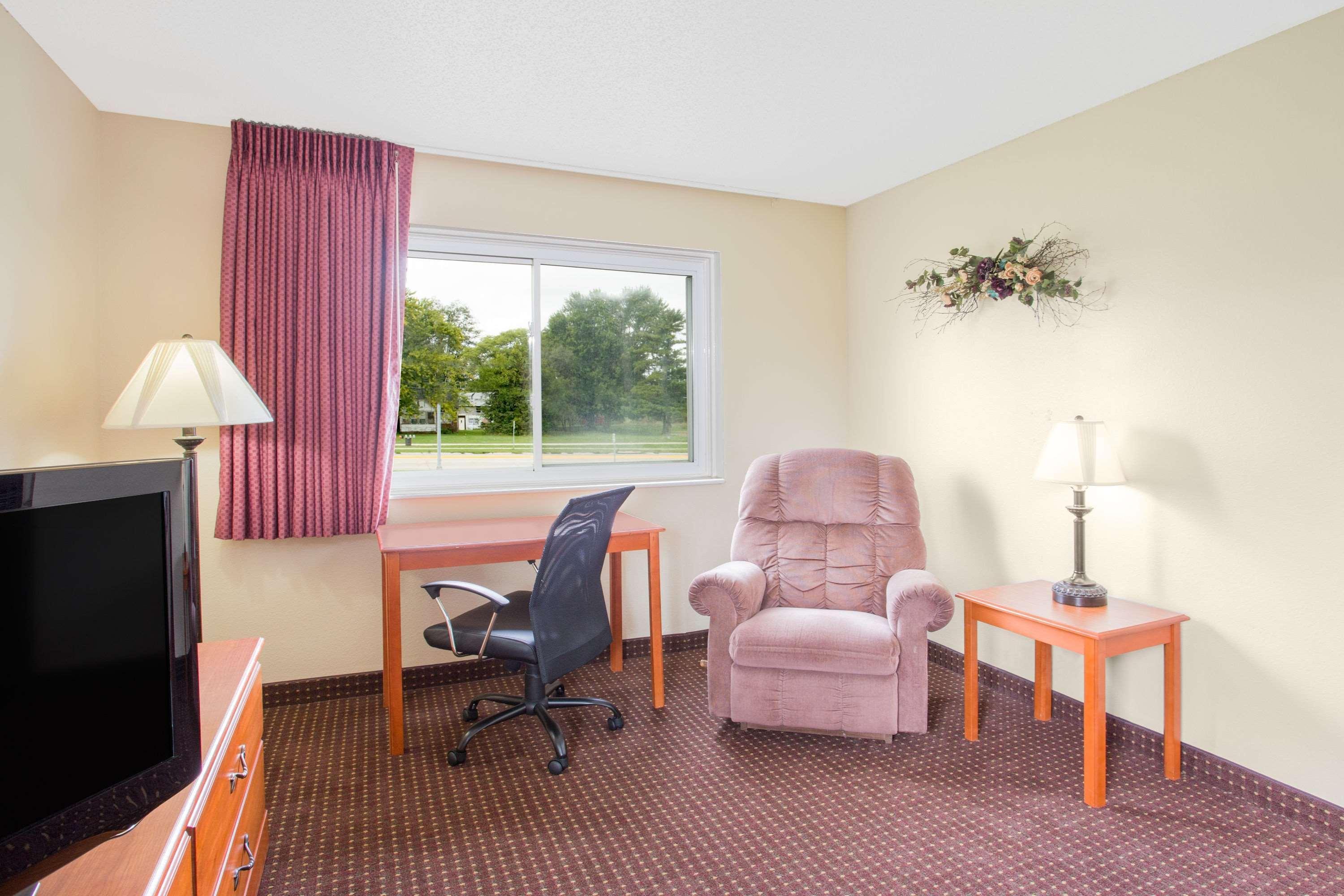 Super 8 By Wyndham Waverly Экстерьер фото